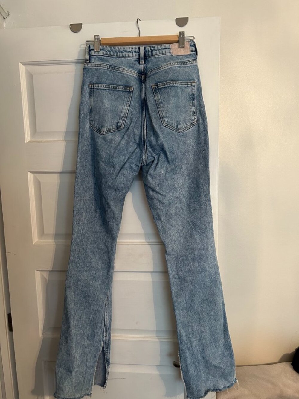 Zara Light-Wash Ripped Straight-Leg Jeans – Size 4